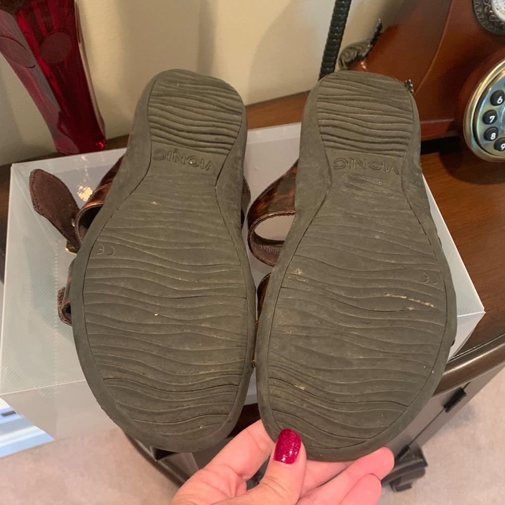 Cushiony, patterned sandals - Picture 3 of 5